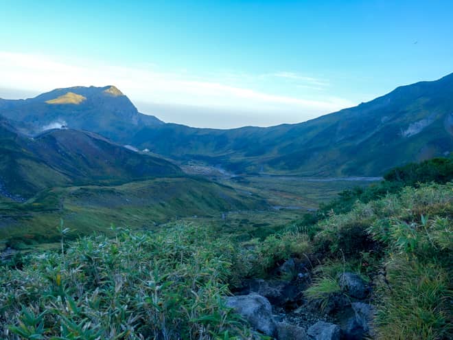 後ろを振り返ると雷鳥沢キャンプ場が遠くに見えます