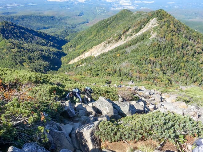 思っていた以上に急こう配の登りごたえのある岩場