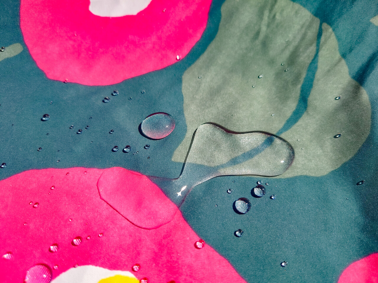 撥水風呂敷濡れたモノを包んだりカバーできる