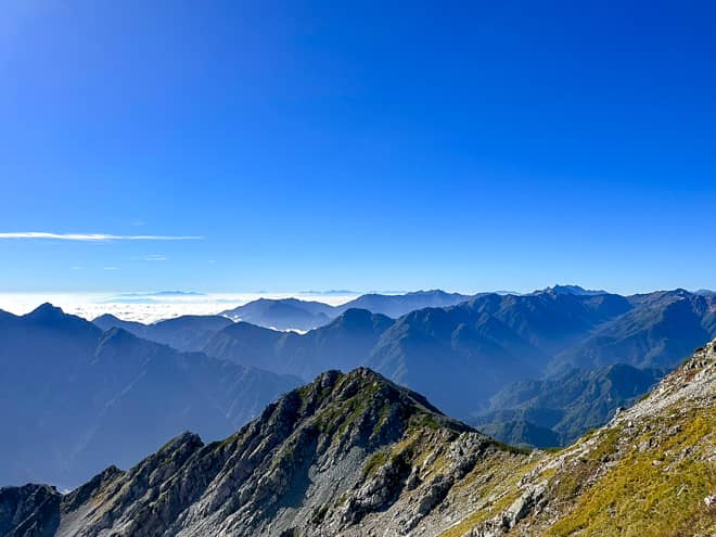 晴れた日であれば雄山から微かに富士山を