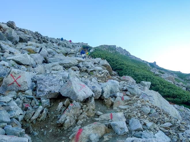 本当に岩だらけなので登りづらいです