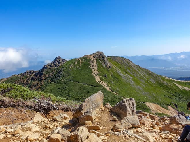 東側に目を向けると、次の目的地、東天狗岳が見えます