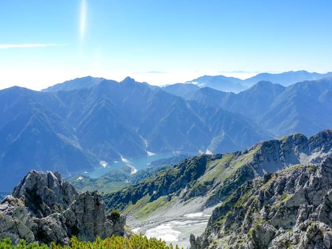 東側に目を向けると、黒部ダムにせき止められた人工湖