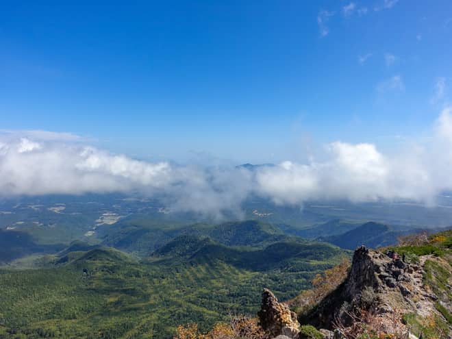 東側に目を向けると野辺山高原越しに長野県佐久地域の山並みを一望できます