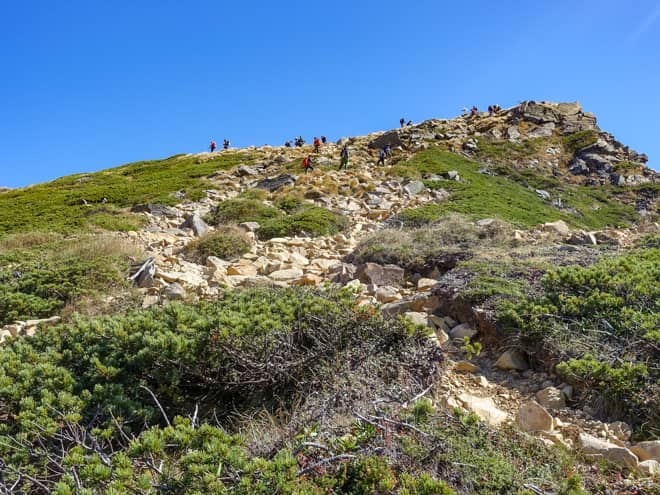 東天狗岳山頂までは岩場の急斜面が待ち受けています