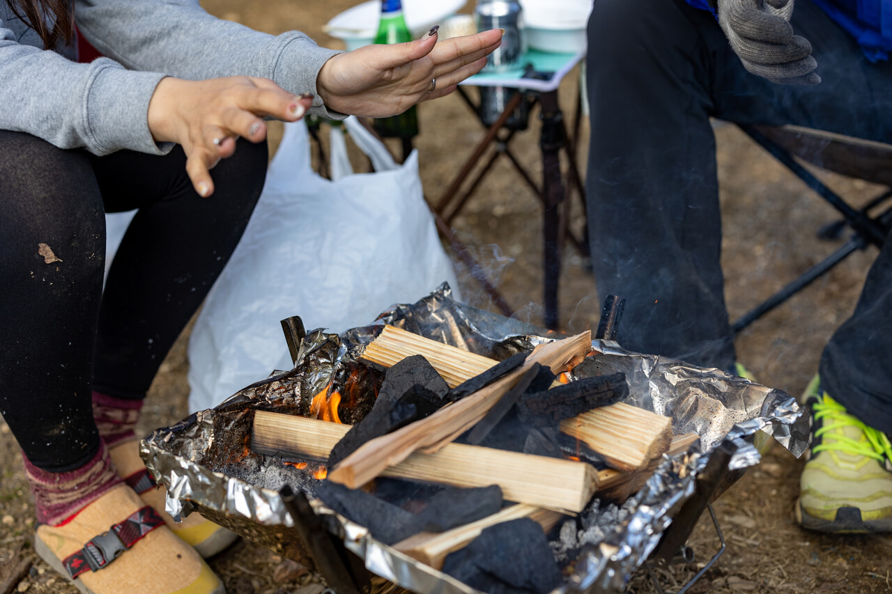 焚き火台にアルミホイルを敷いて使用