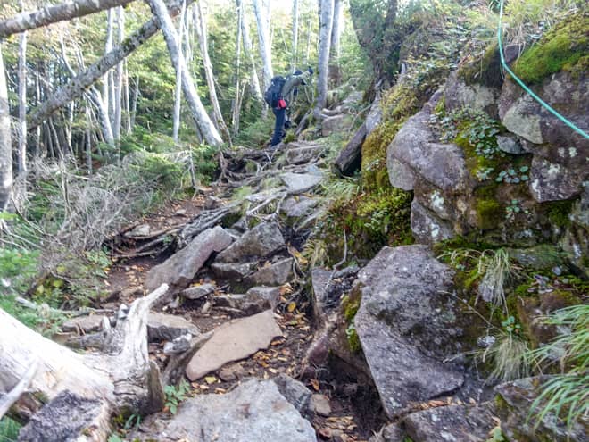登り返しは岩場が続く足場の悪い道のりです