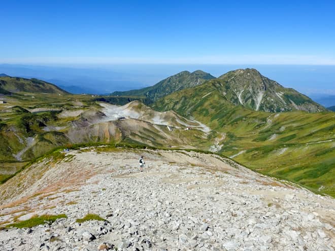 目の前に室堂の雄大な景色を拝みながら下山が出来るのですが (2)