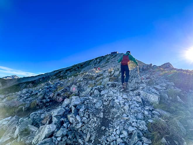 目の前に建物が見えてきました。最後の急登を登り切れば