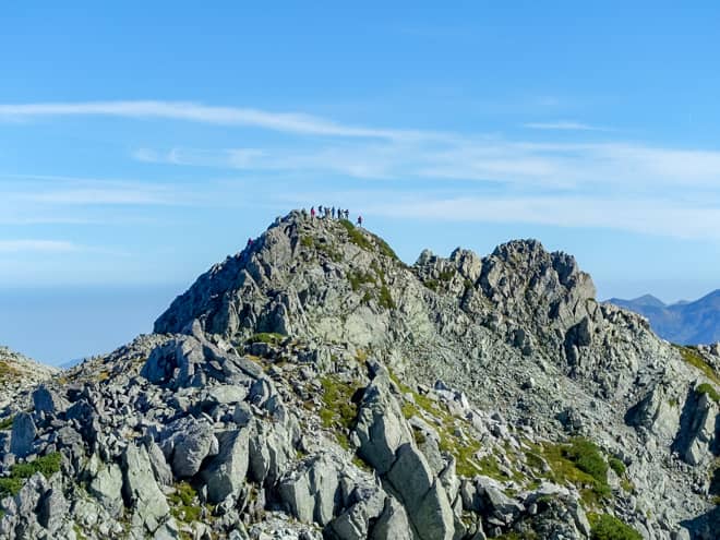目の前に見える突起物が富士ノ折立です