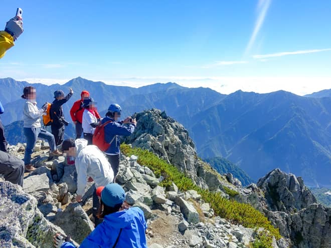 立山は、登山口でもある標高2,450メートルの立山室堂まで