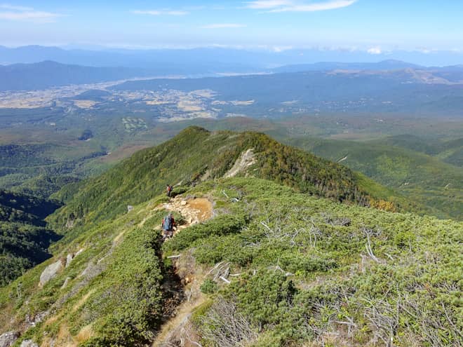 西側に目を向けると、今まで歩いてきた尾根道や、遠くに諏訪湖が見えます