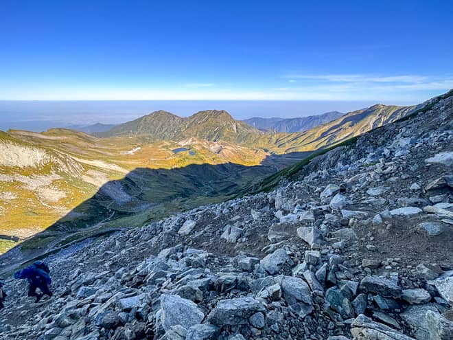 遠くにはみくりが池や室堂ターミナル
