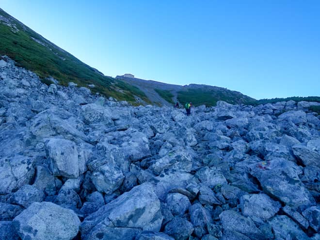 遠くにチェックポイントの一ノ越山荘が見えてきました
