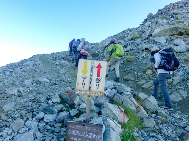 雄山までは岩場の急登続きにも関わらず