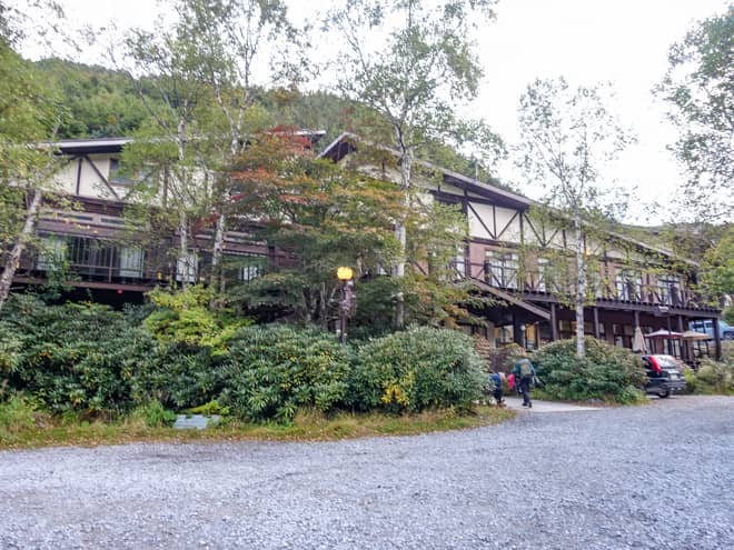 駐車場の先にある建物は標高1870mにある宿