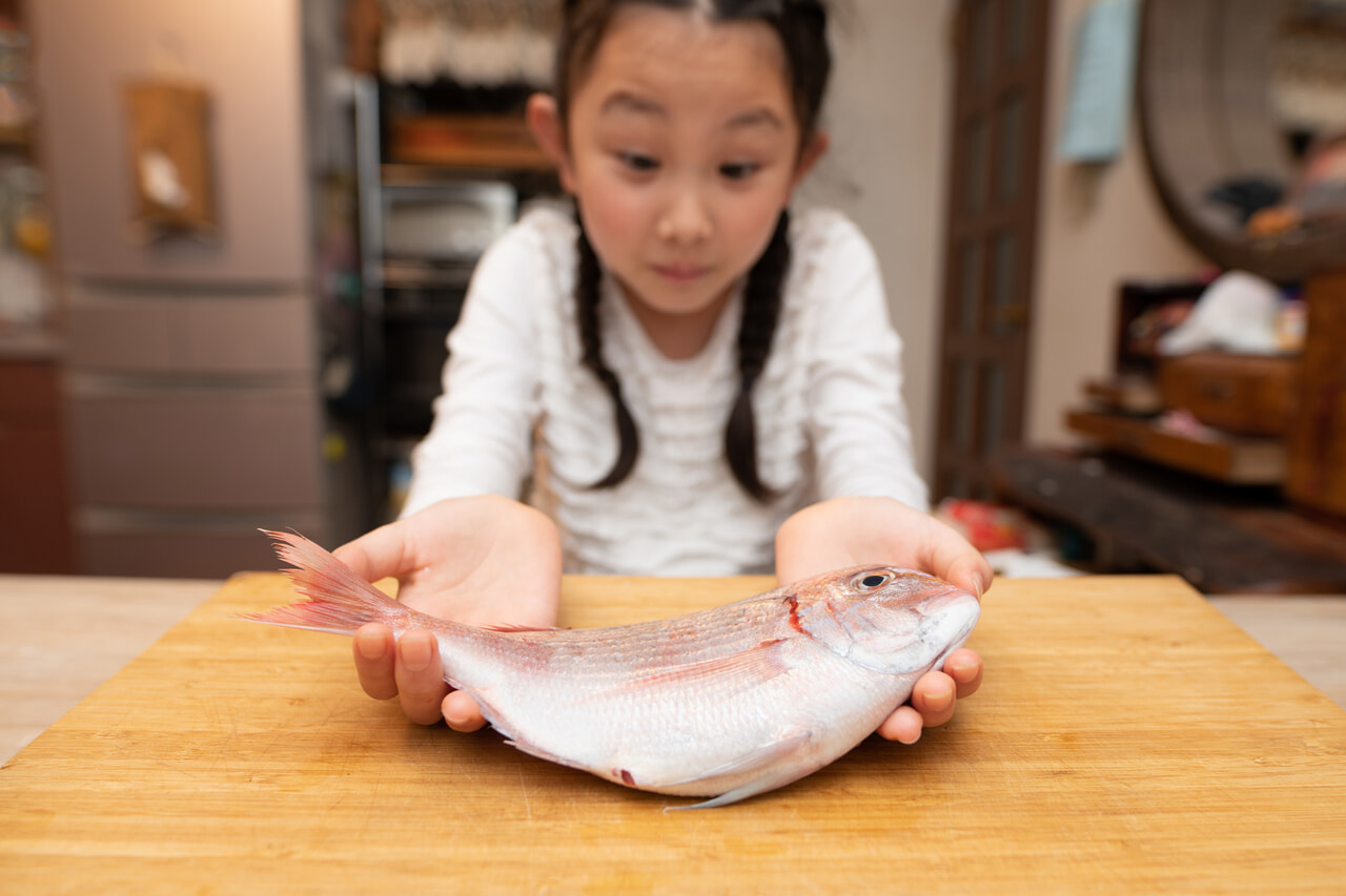 鯛を持った少女