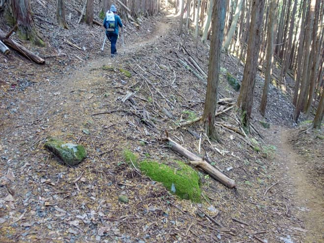 しかし、橋を渡ってからはつづら折りの急こう配が