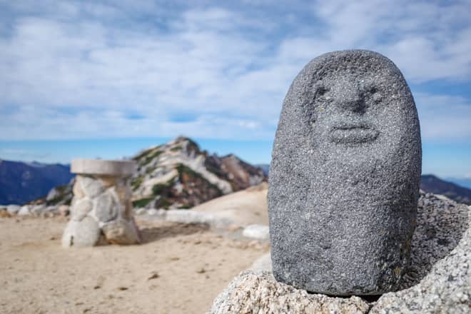 なんといってもベンチから眺める山々は絶景の極みです