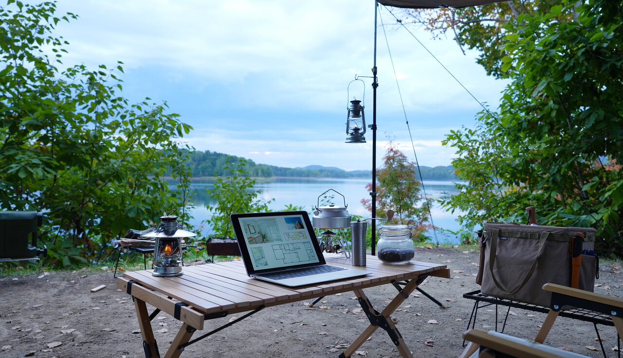 キャンプ場でテレワークのイメージ