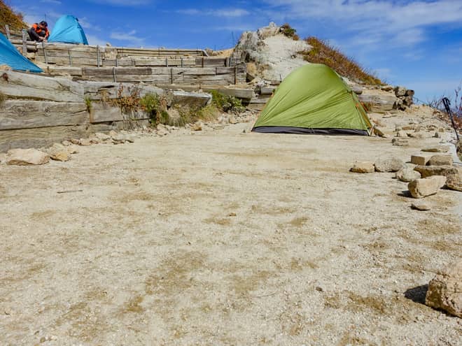 サイトの地面の特徴・傾斜燕山荘