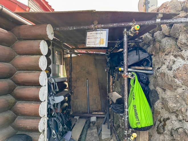 ザック置き場燕山荘