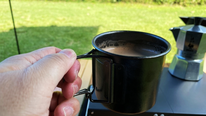 チタンマグにコーヒー