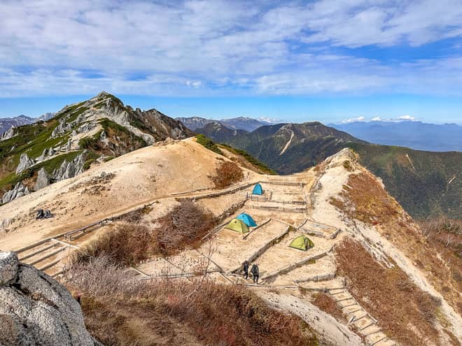 テント場は燕山荘斜面の稜線上にあり