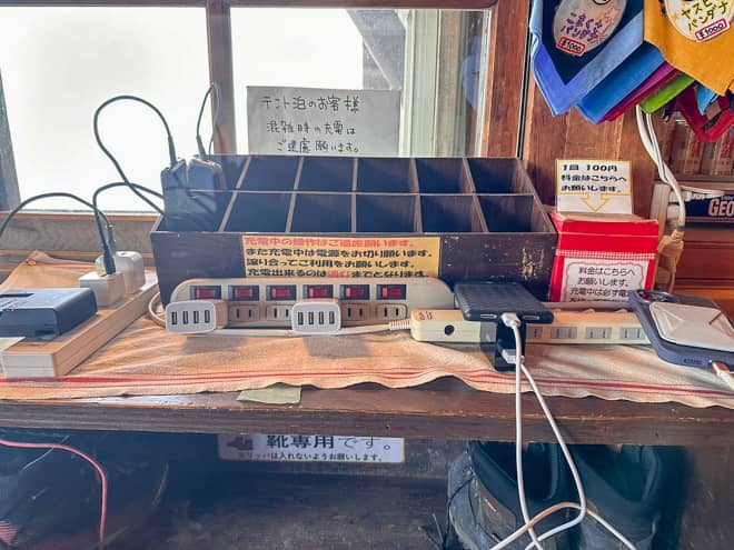 フロント入口には充電スペースがあり