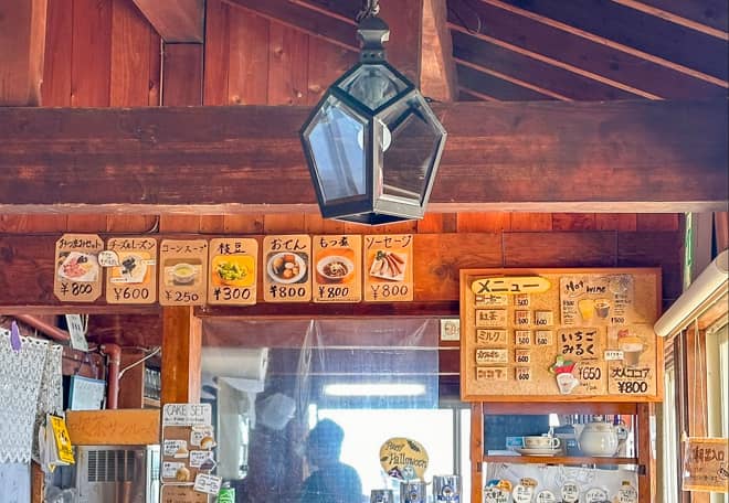 メニューはケーキやコーヒーのほかに