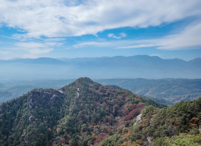 南西方向に目を向けると、先ほど登った白砂山の山容を