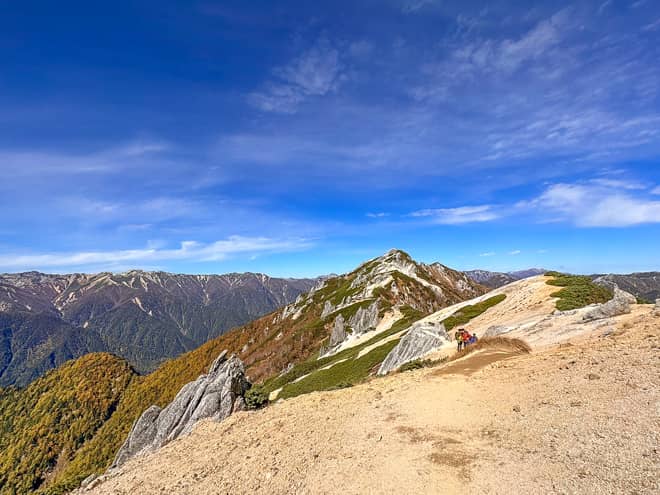 右手を見ると、これから登る燕岳が目の前にドーン