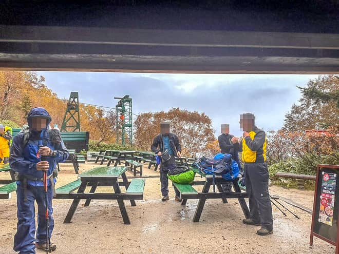 合戦小屋まで下りると雪は全くなく