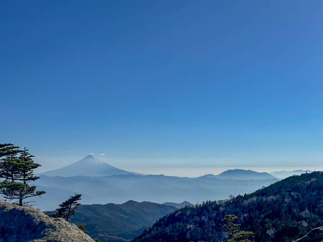国師ヶ岳は、朝焼けの雲海に浮かぶ富士山の絶景が有名