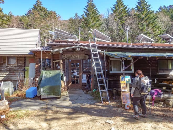 大弛小屋は登山口から100メートルの場所にありま