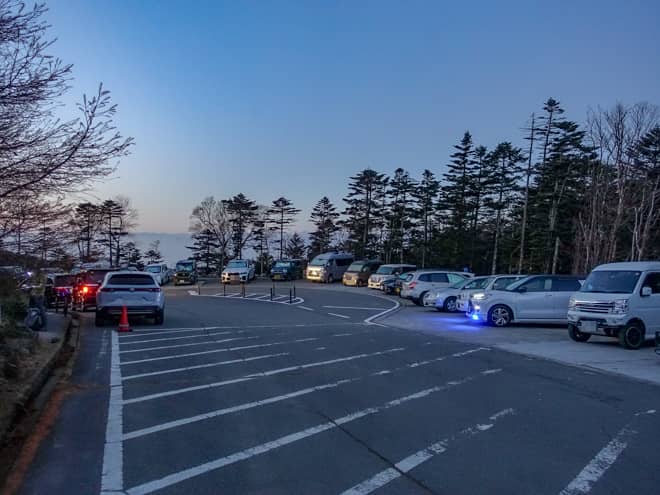 大弛峠駐車場に続く林道は大変悪路で