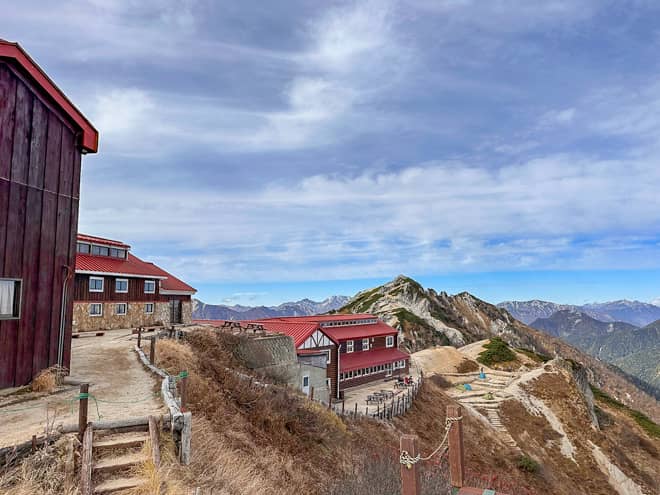 展望台から燕山荘を見ると