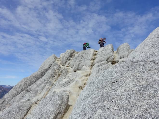 山頂と思わる場所には階段状の足場がありました