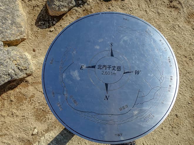 山頂の先に進んだ場所には方位盤があり