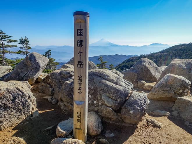 山頂は思っていた以上に広く