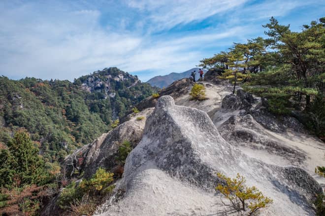 山頂よりも、山頂手前の白い岩が広がる場所のほうが絶景で