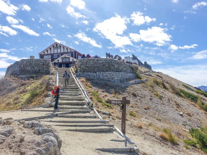 左手を見ると燕山荘が見えます