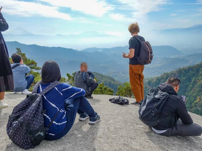 巨大な1枚岩はそこまで広くはありません