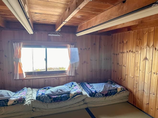 布団一式が用意されているので