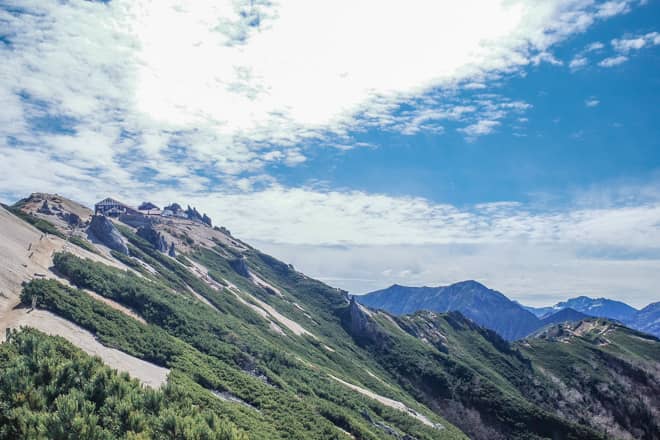 後ろを振り返ると稜線越しの燕山荘が美しく