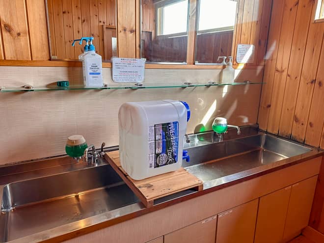 手洗い場は各所にありますが