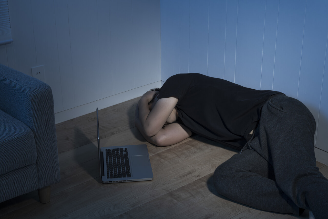 暗い部屋にパソコン