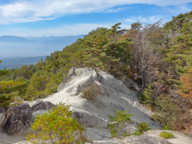 更に進むと、いきなり景色が開けて