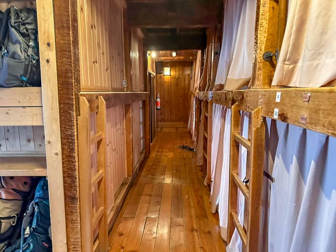 本館は歴史を感じる雰囲気です