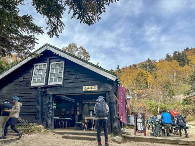 標高2,350m地点にある合戦小屋には